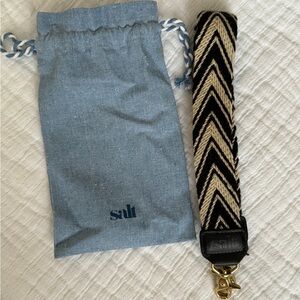 The Salt skinny crossbody strap black/bone